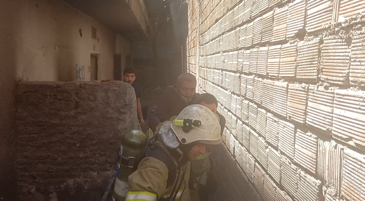 Yangının ortasında bayılan yaşlı adamı itfaiye eri kurtardı